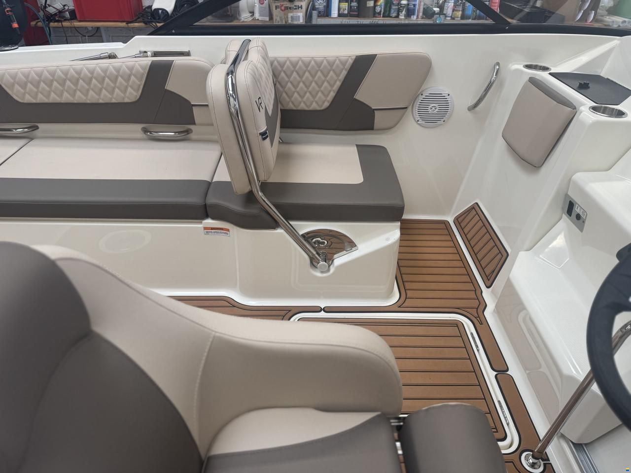Bayliner VR6 Cuddy med 300 hk Mercruiser-EFI V8 6