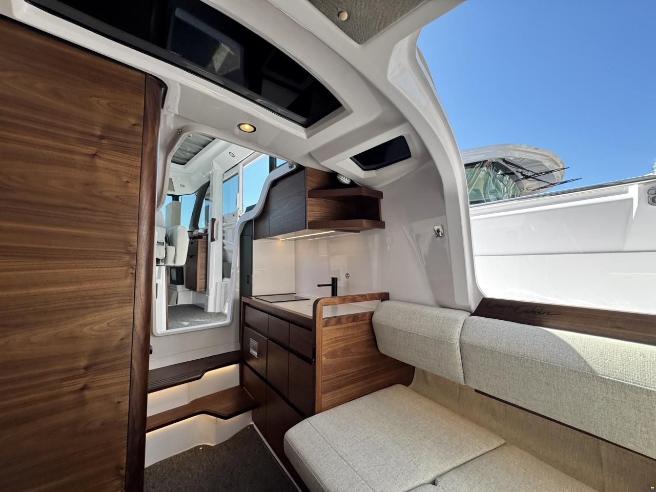 Axopar 38 Cross Cabin