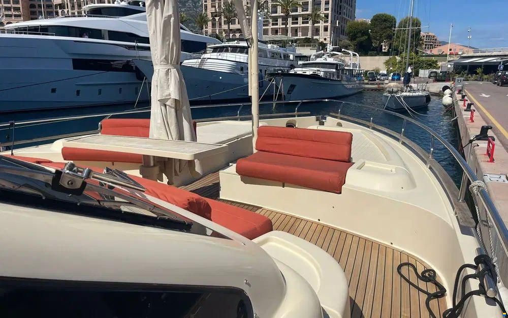 Ferretti Altura 690