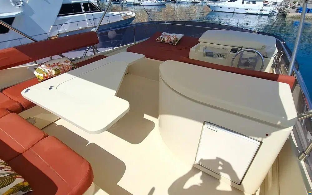 Ferretti Altura 690