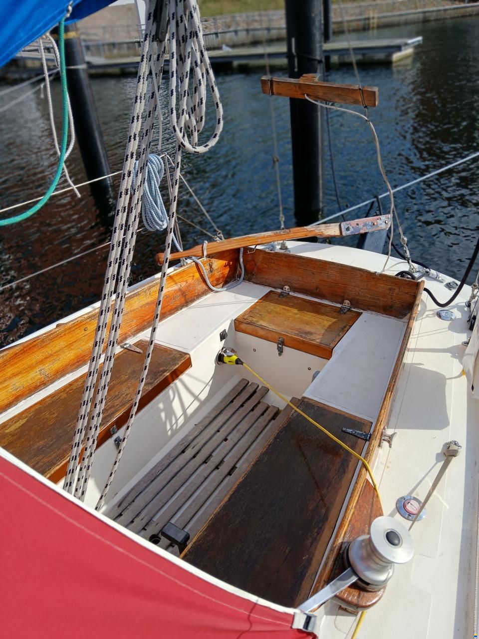 Halcyon 27