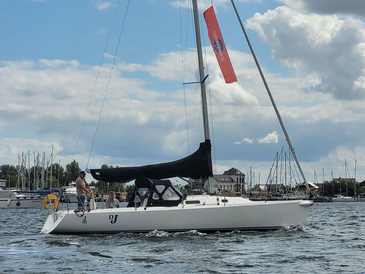 J Boats 105
