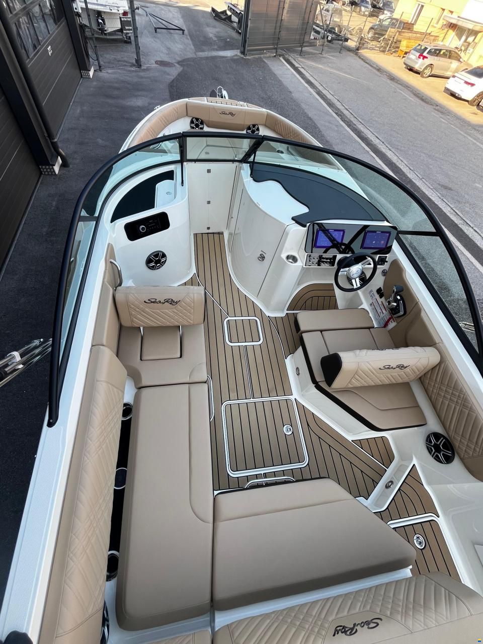 Sea Ray SDX 230