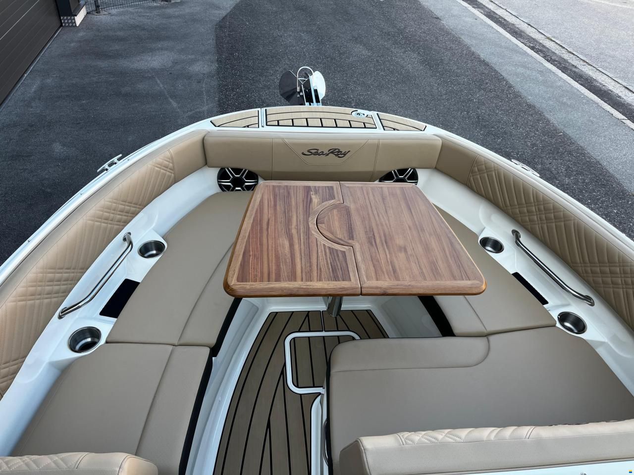 Sea Ray SDX 230