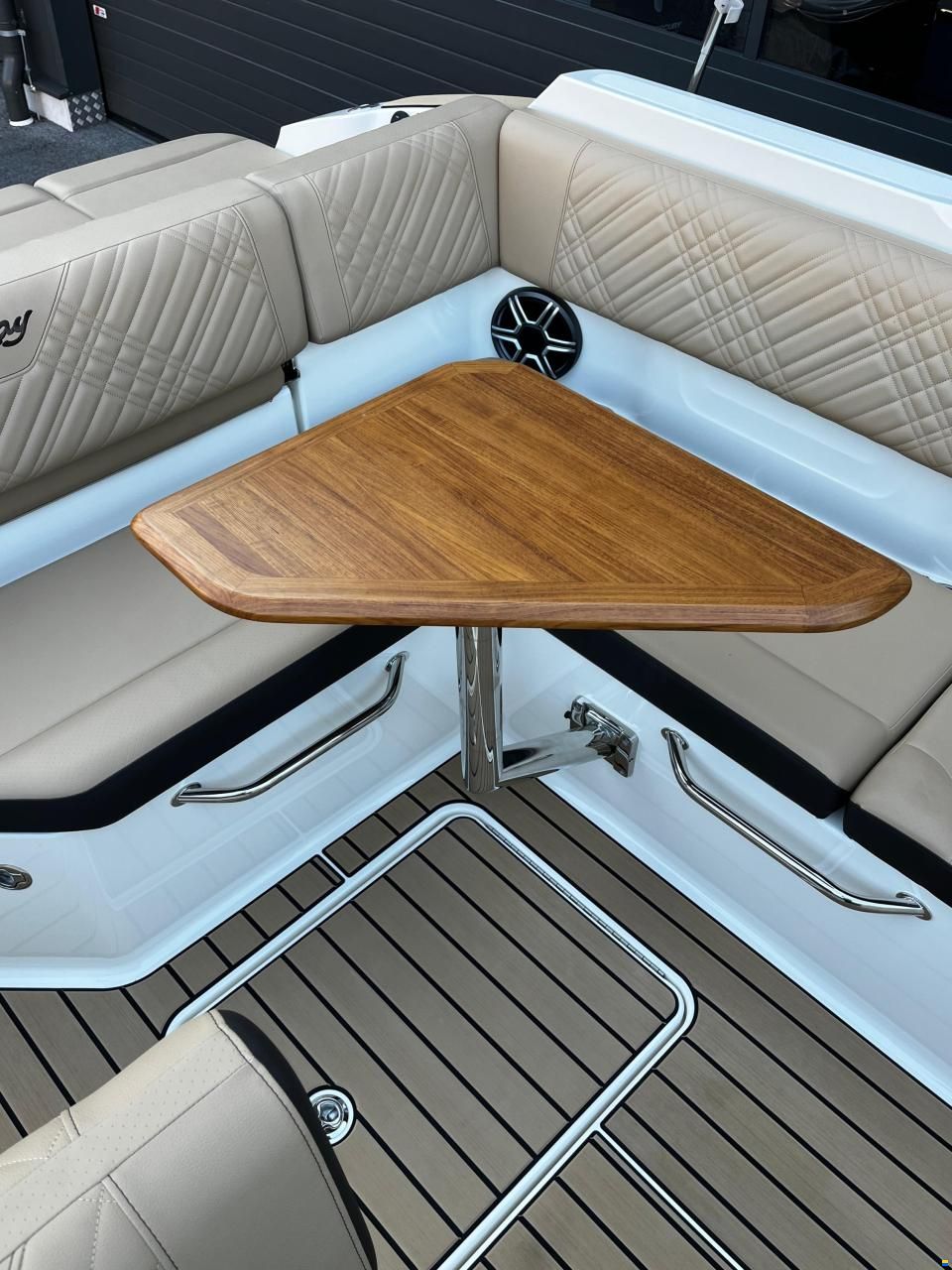Sea Ray SDX 230