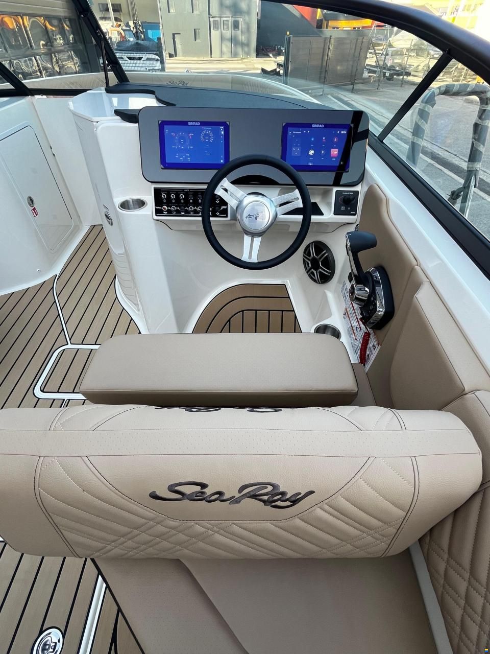 Sea Ray SDX 230