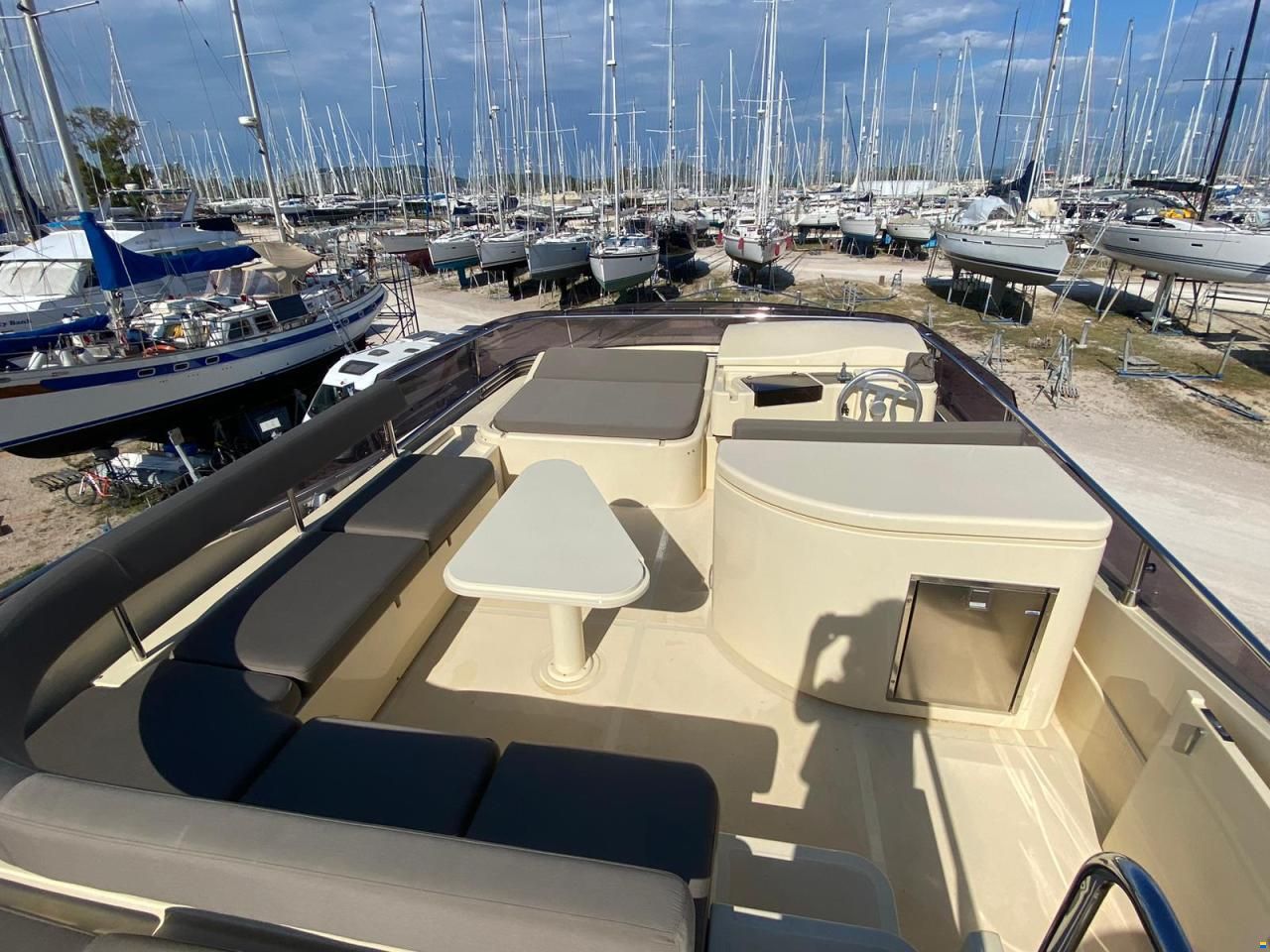 Ferretti Altura 690