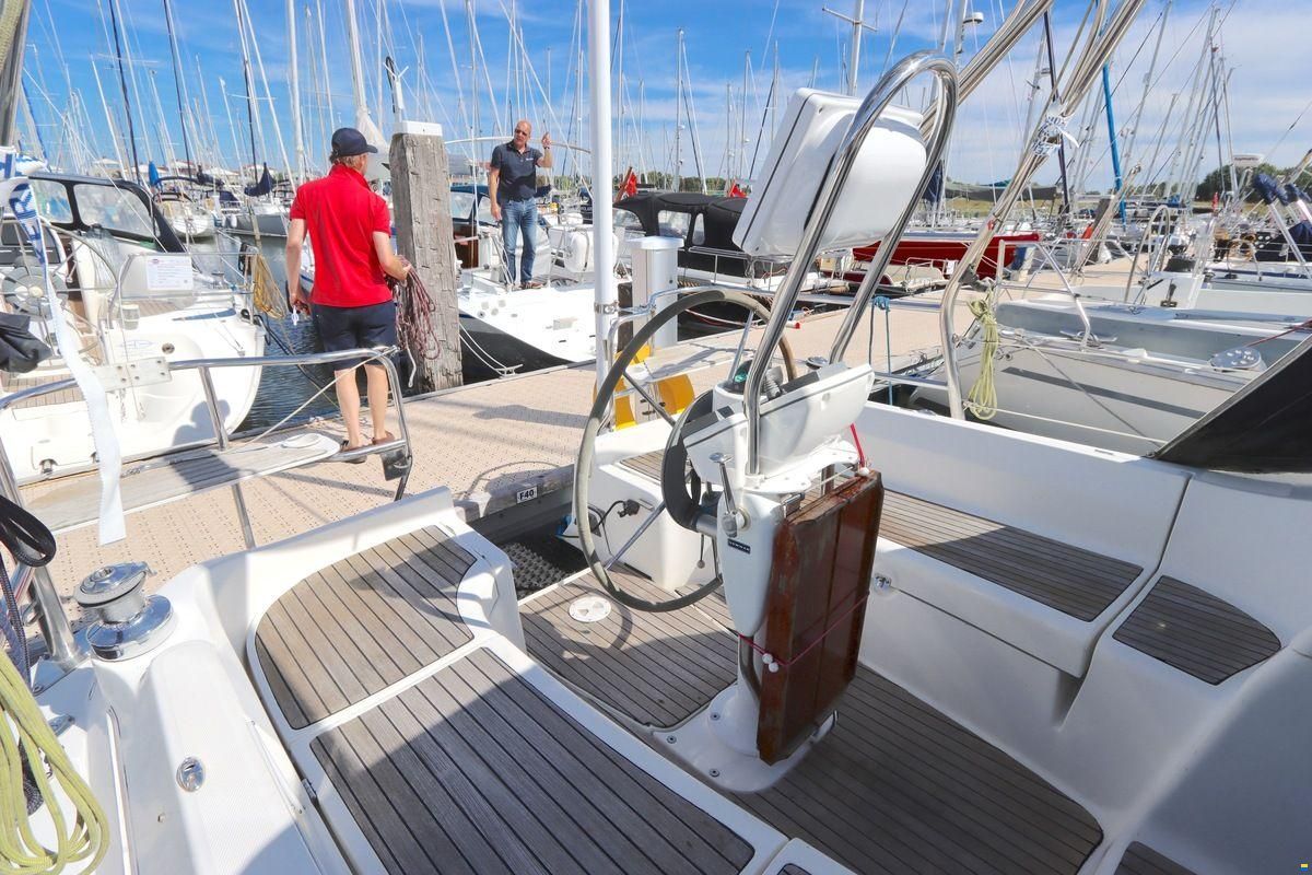 Hunter 33