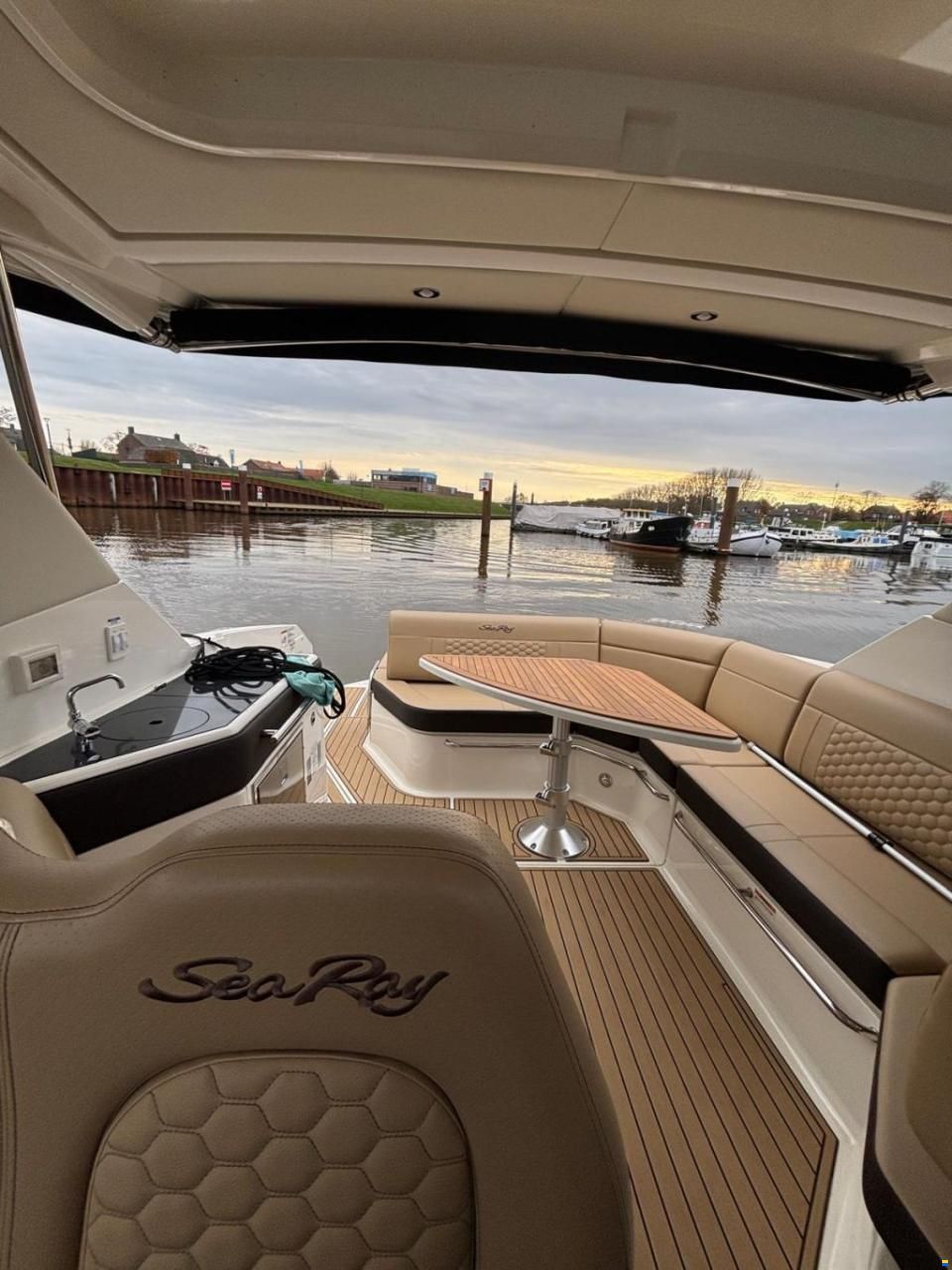 Sea Ray Sundancer 320