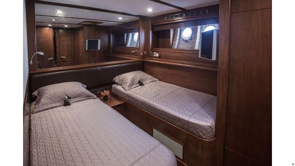 Sailing yacht 28m