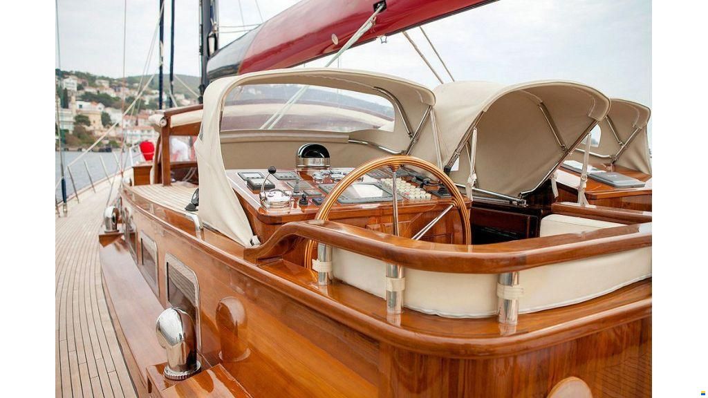 Sailing yacht 28m