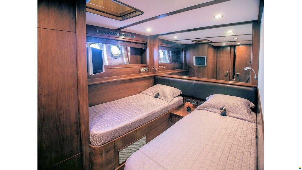 Sailing yacht 28m