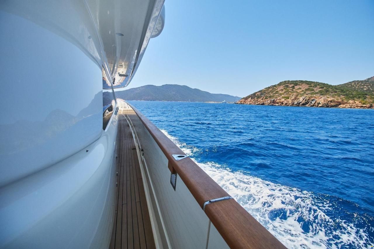 Ferretti Custom Line Navetta 33