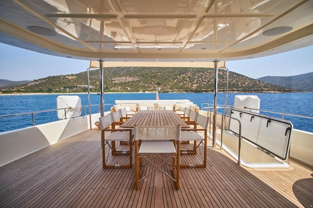 Ferretti Custom Line Navetta 33