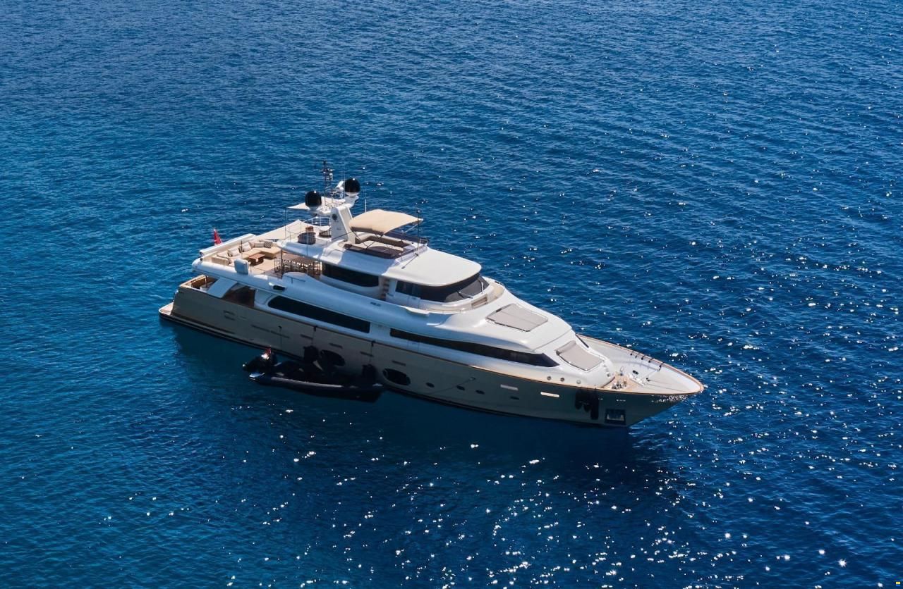 Ferretti Custom Line Navetta 33