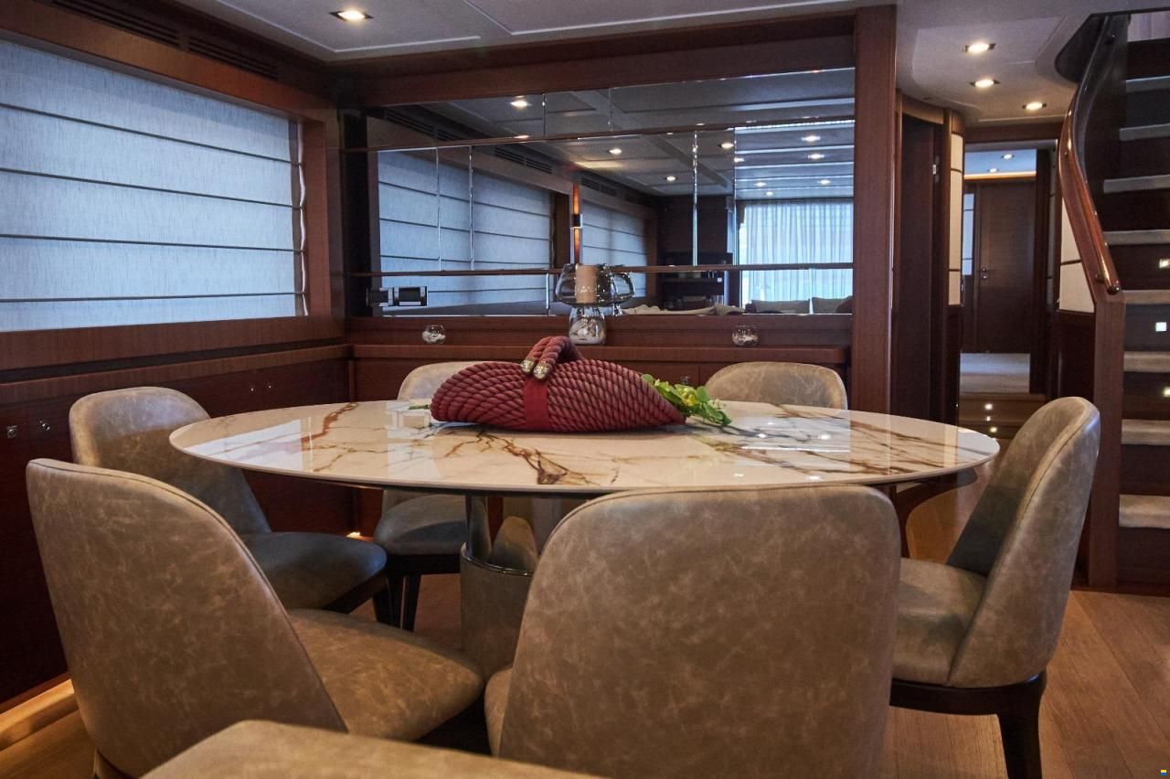 Ferretti Custom Line Navetta 33