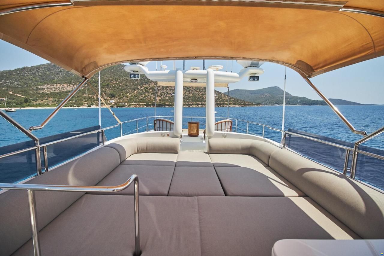 Ferretti Custom Line Navetta 33