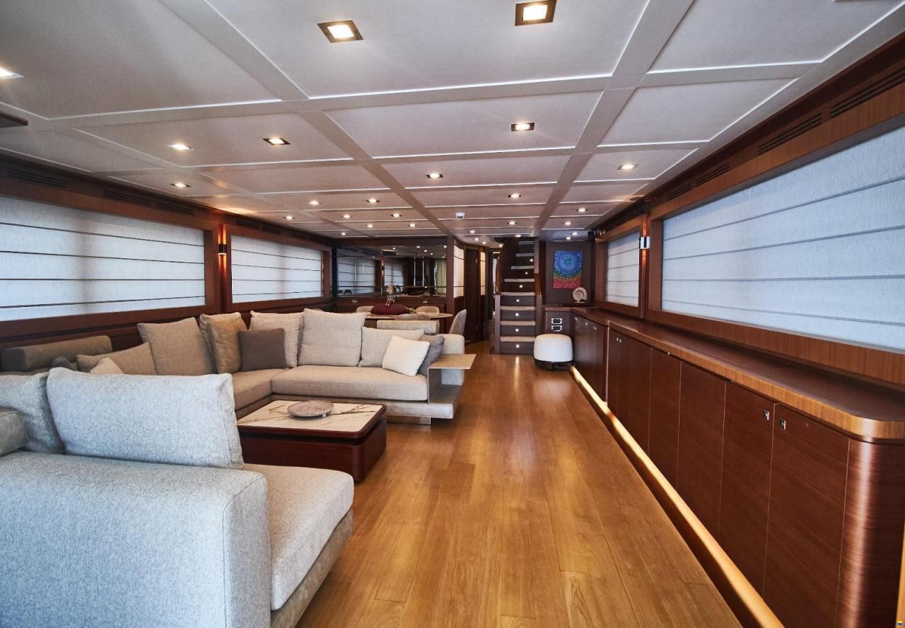 Ferretti Custom Line Navetta 33