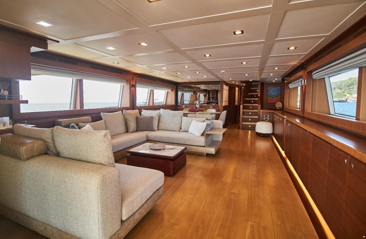 Ferretti Custom Line Navetta 33