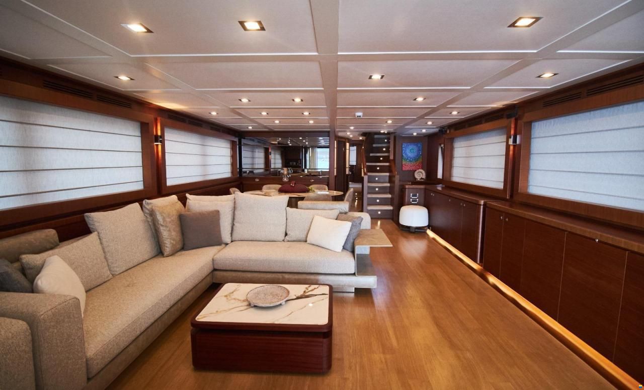 Ferretti Custom Line Navetta 33