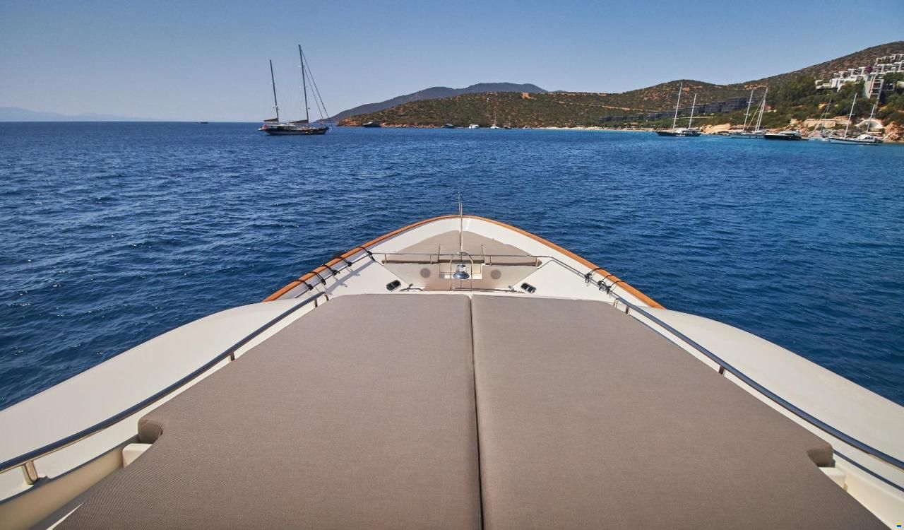 Ferretti Custom Line Navetta 33