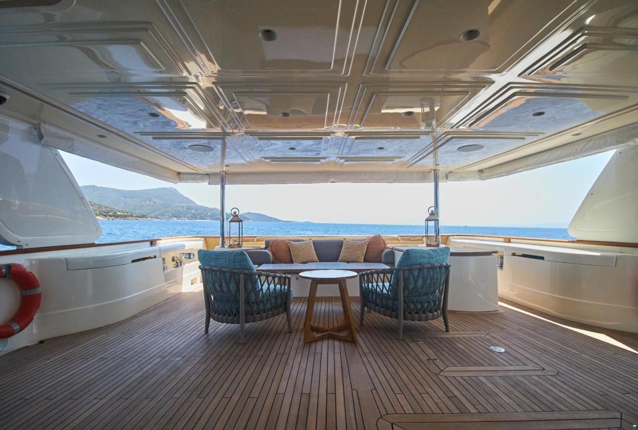 Ferretti Custom Line Navetta 33