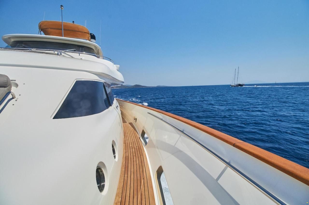 Ferretti Custom Line Navetta 33