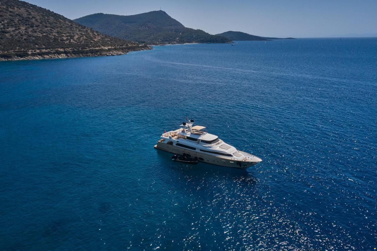 Ferretti Custom Line Navetta 33