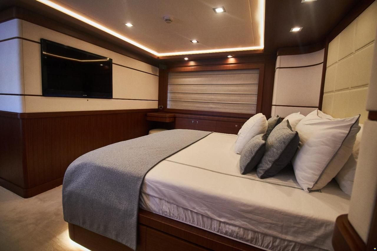 Ferretti Custom Line Navetta 33