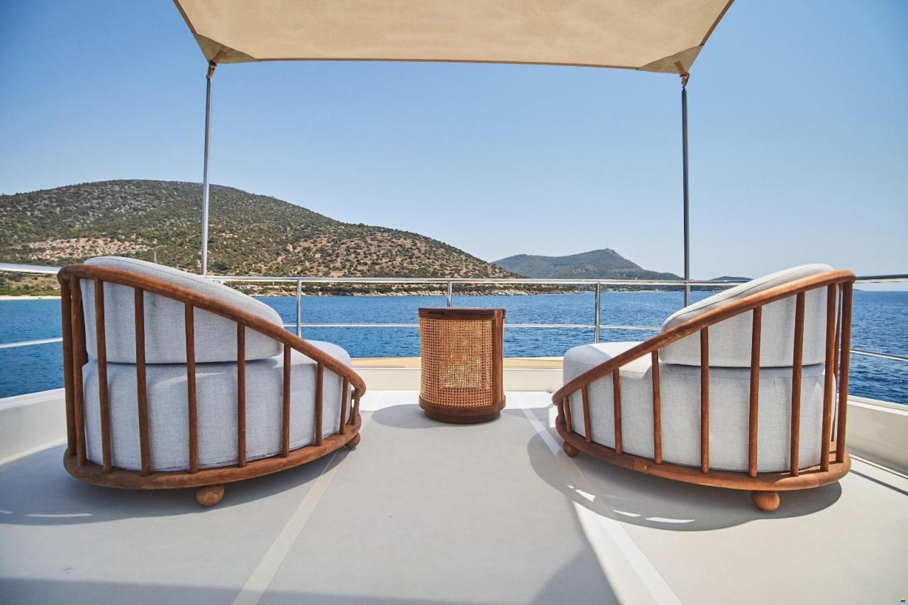 Ferretti Custom Line Navetta 33