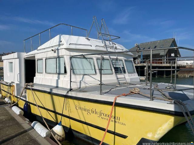 Houseboat Powercat 40 converted to a hou