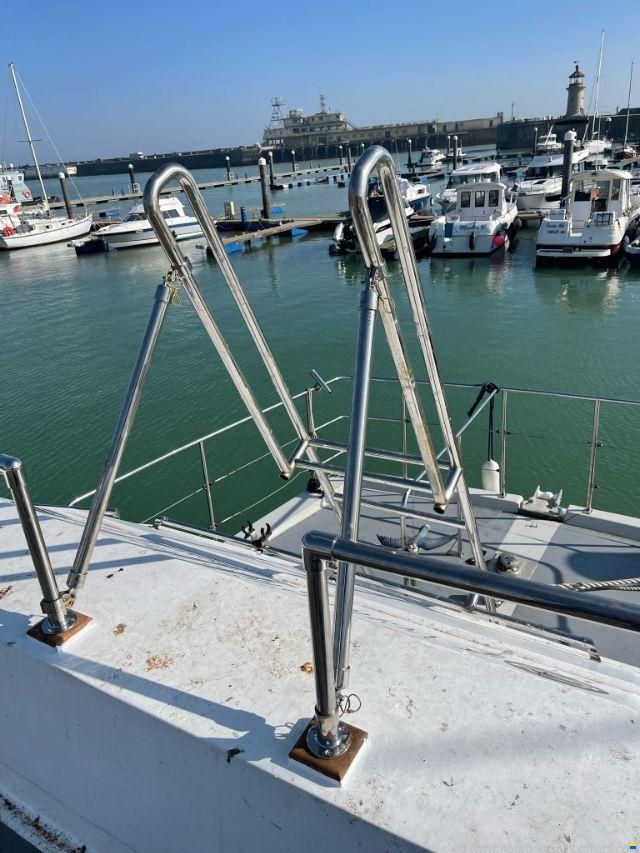 Houseboat Powercat 40 converted to a hou