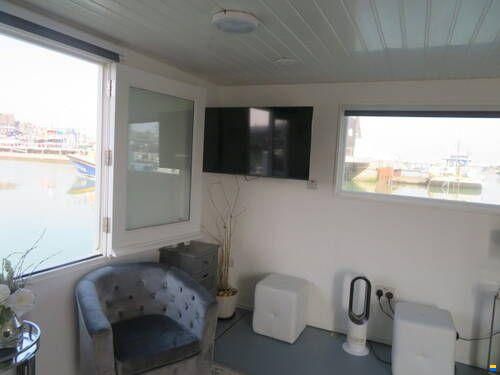 Houseboat Powercat 40 converted to a hou