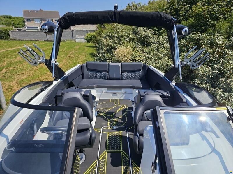 Scarab 255 ID Wake Edition