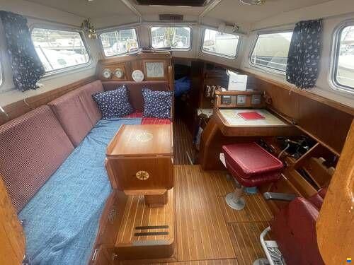 Sovereign 32 Deck saloon