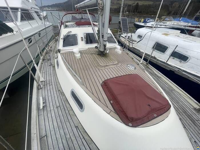 Sovereign 32 Deck saloon
