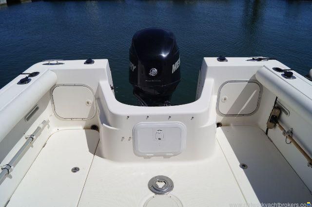 Bayliner Trophy 2102 walkaround