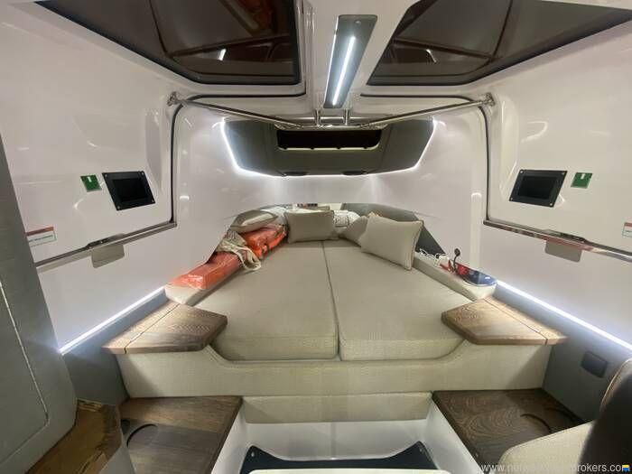 Axopar 37 XC Cross Cabin