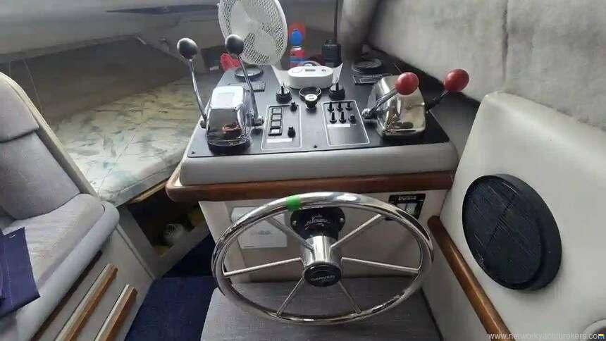 Carver 26 Command Bridge
