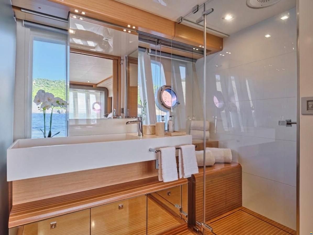 Ferretti 800