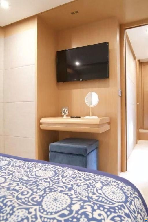 Ferretti 800