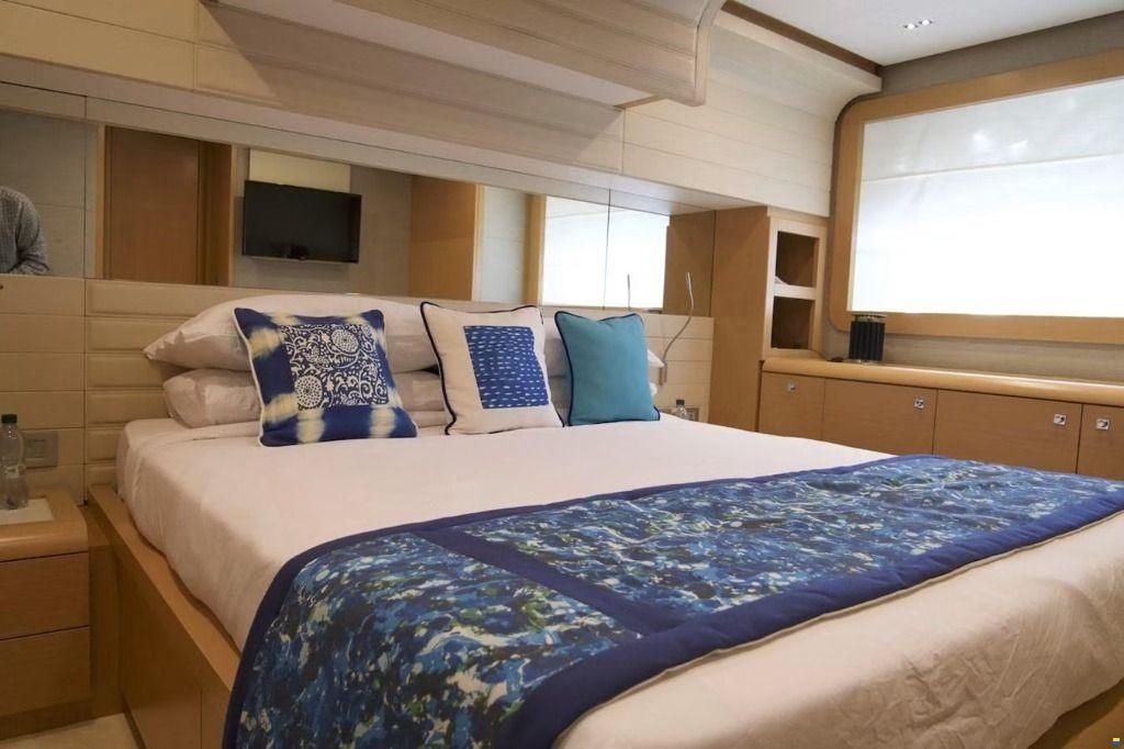 Ferretti 800