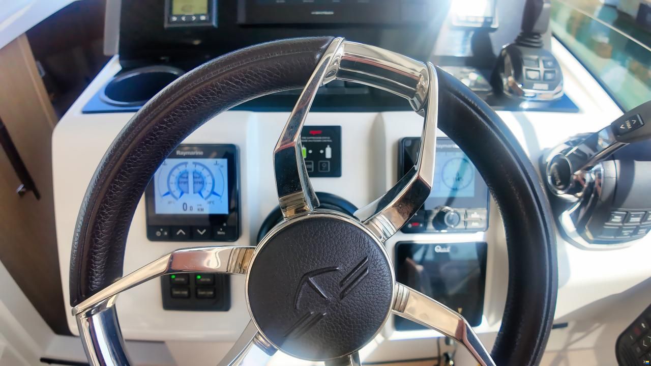 Sealine S335