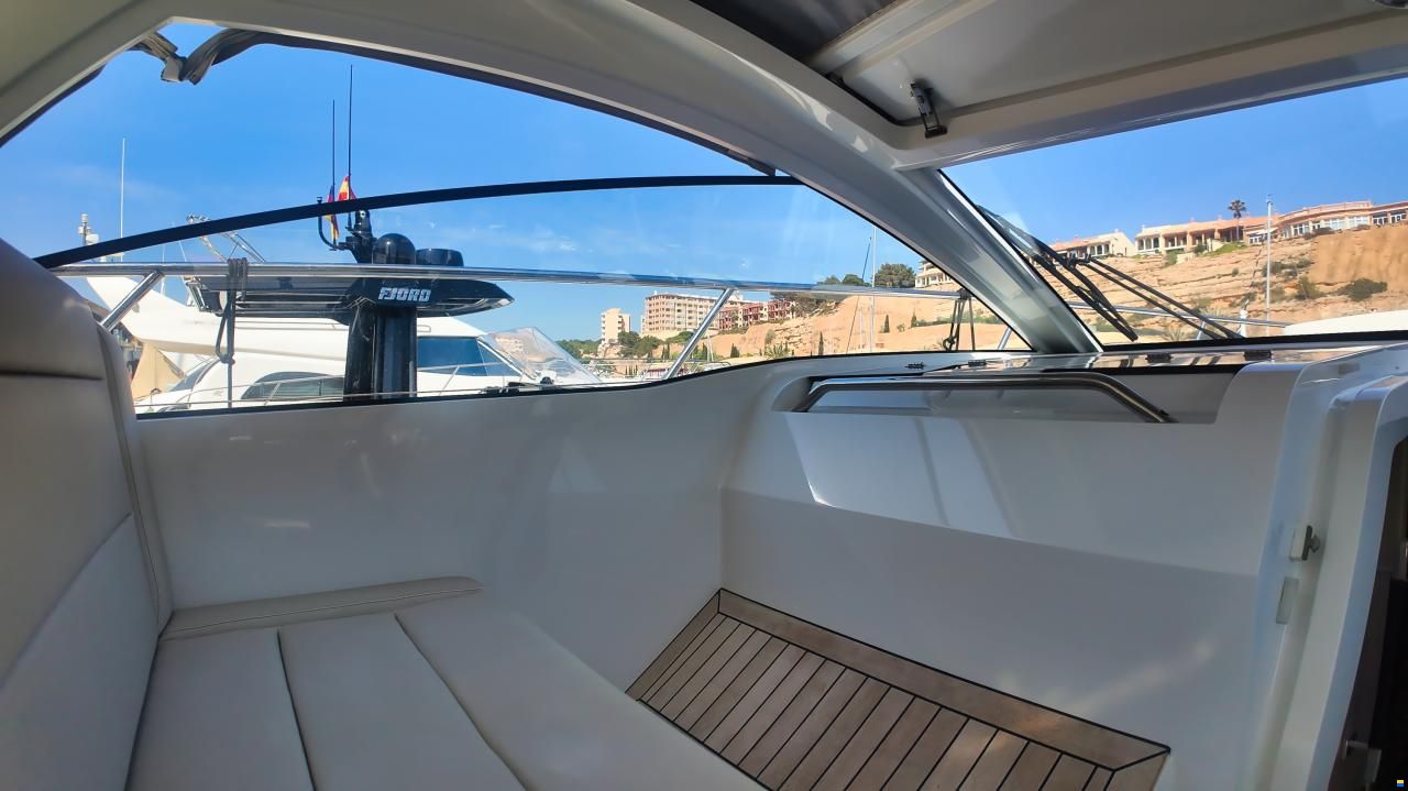 Sealine S335