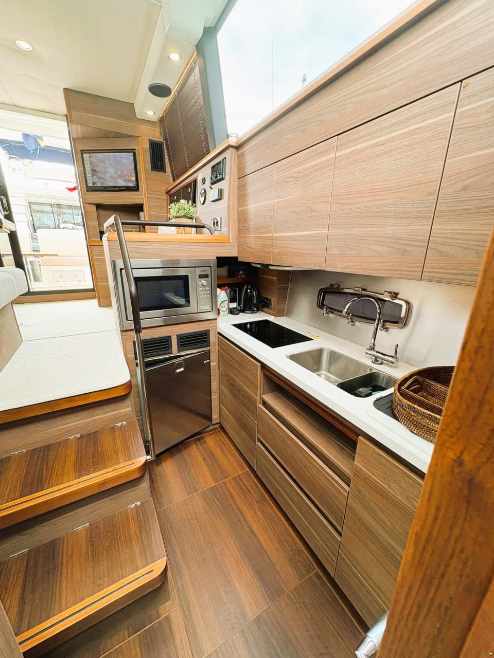 Sealine F380