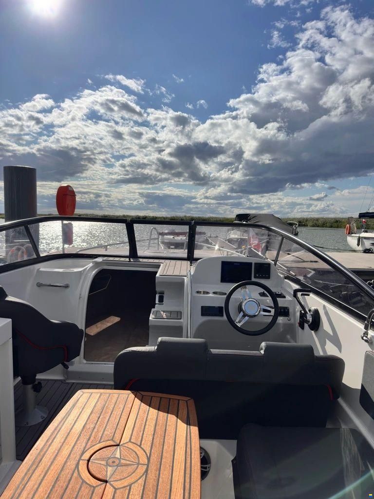 HydroMarin 6930 Daycrusier