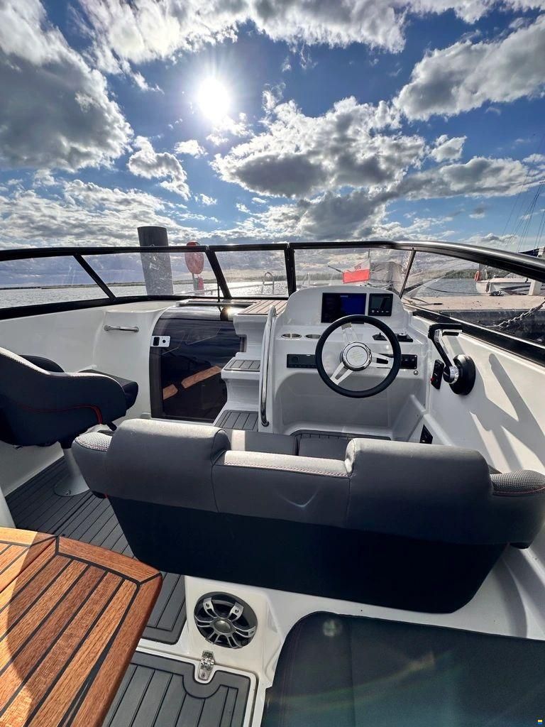 HydroMarin 6930 Daycrusier