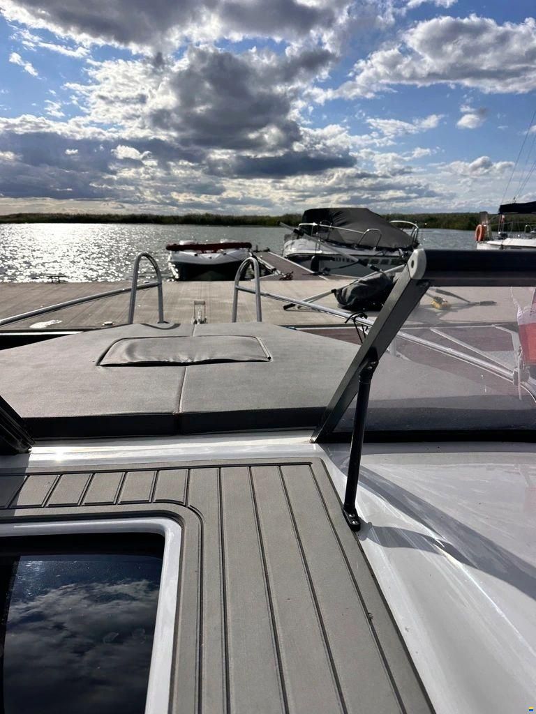 HydroMarin 6930 Daycrusier