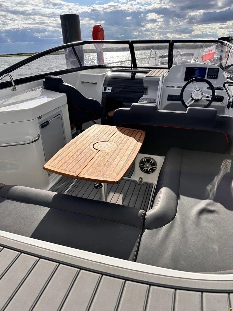 HydroMarin 6930 Daycrusier