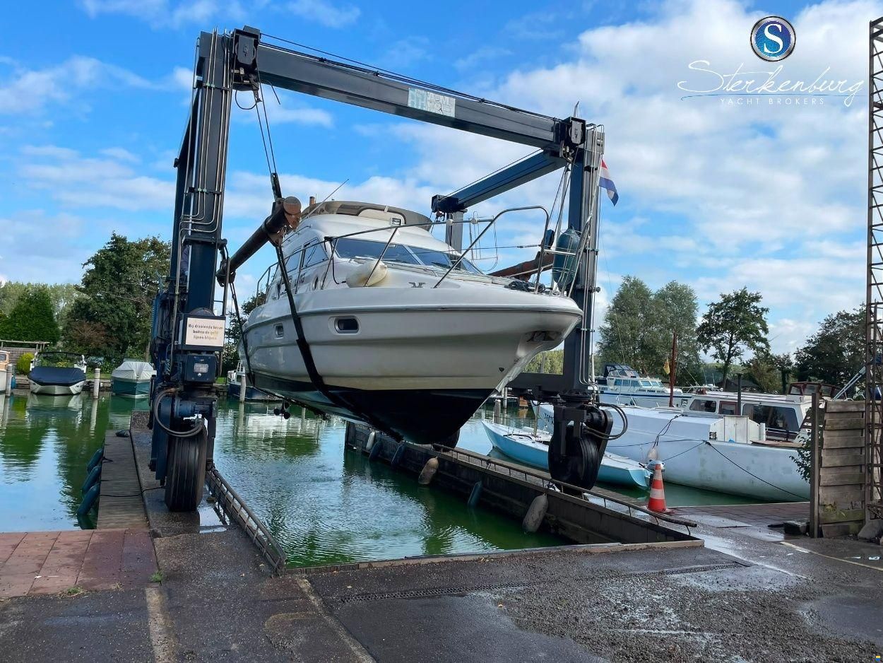 Sealine F330 Statesman